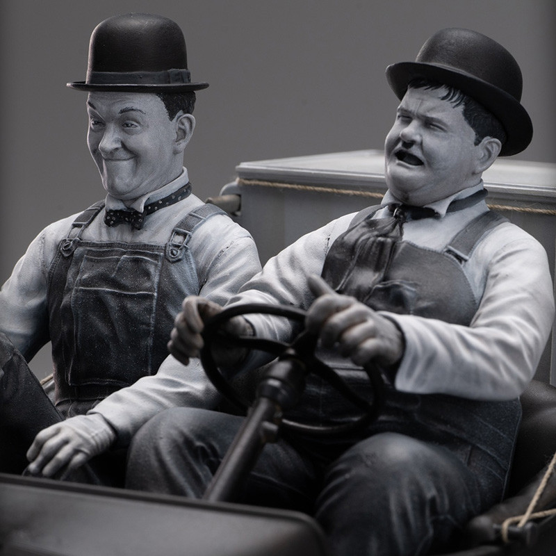 LAUREL & HARDY Statue Laurel & Hardy Towed In A Hole Ford T Infinite Statue